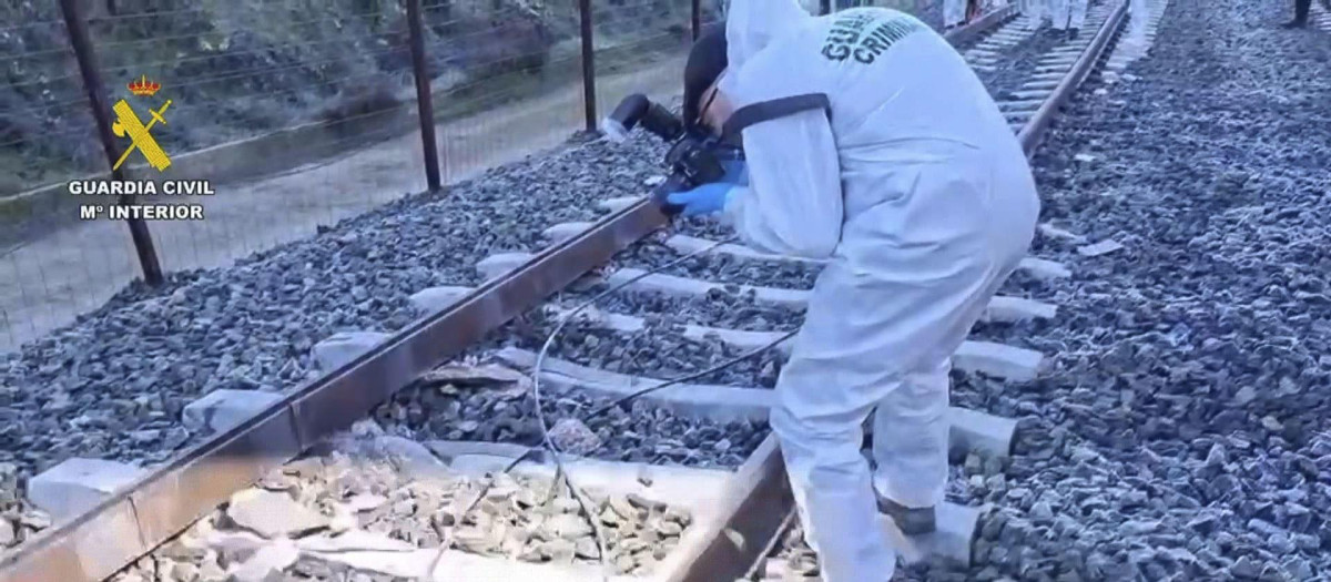 ADAMUZ (ESPAÑA), 19/01/2026.- Expertos de la Guardia Civil analizan las vías tras el accidente ferroviario registrado ayer en Adamuz (Córdoba), en el que al menos 39 personas han muerto y un centenar han resultado heridas. EFE/ Guardia Civil // SOLO USO EDITORIAL/SOLO DISPONIBLE PARA ILUSTRAR LA NOTICIA QUE ACOMPAÑA (CRÉDITO OBLIGATORIO)