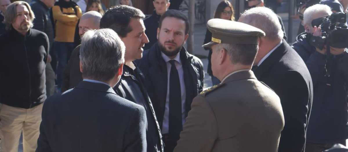 El alcalde, José María Bellido, conversa con varias autoridades tras el minuto de silencio