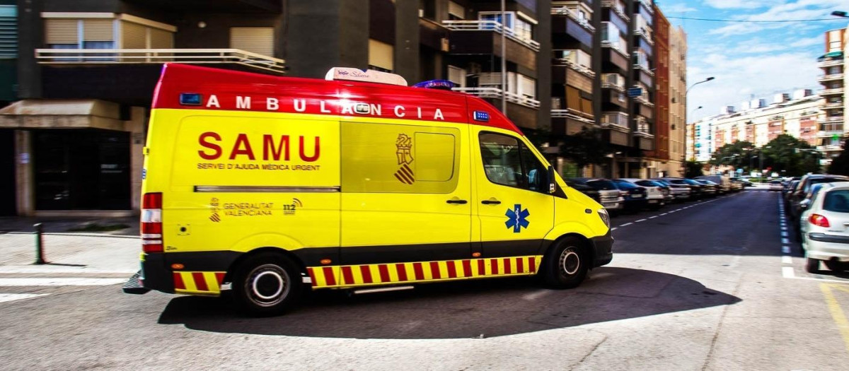 Imagen de archivo de una ambulancia del SAMU en Alicante