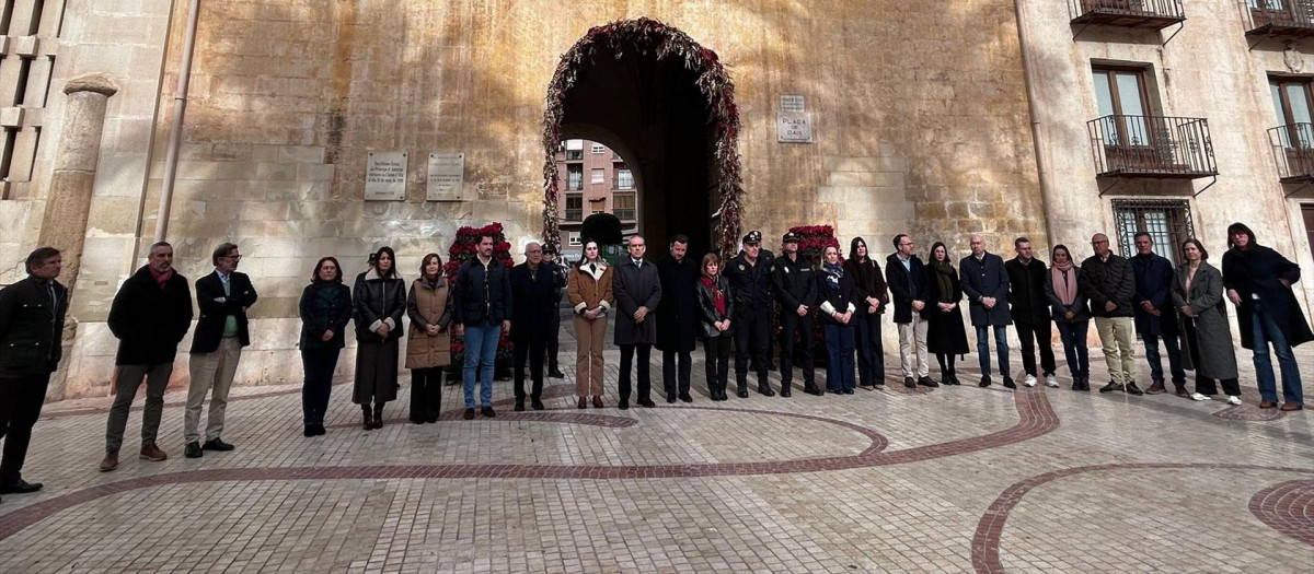 Imagen de minuto de silencio en Elche por las víctimas del accidente de Adamuz (Córdoba)

REMITIDA / HANDOUT por AYUNTAMIENTO DE ELCHE
Fotografía remitida a medios de comunicación exclusivamente para ilustrar la noticia a la que hace referencia la imagen, y citando la procedencia de la imagen en la firma
19/1/2026