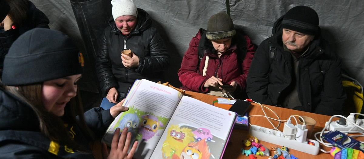 Ucranianos en una de las tiendas de campaña habilitadas con generadores