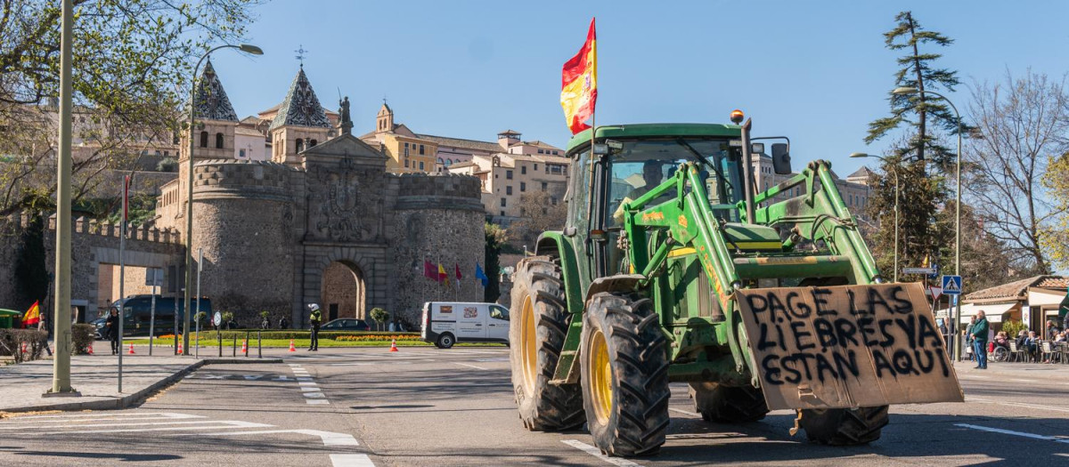 (Foto de ARCHIVO)
Varios tractores suben por las inmediaciones de la puerta de Bisagra, a 12 de marzo de 2024, en Toledo, Castilla-La Mancha (España). Unión de Uniones ha organizado una nueva tractorada para exigir mejoras en el campo a la que se han unido varias plataformas y asociaciones de agricultores y ganaderos de la región.

Juan Moreno / Europa Press
12 MARZO 2024;TOLEDO;TRACTORADA;CASTILLA LA MANCHA;TRACTORES;UNION DE UNIONES
12/3/2024