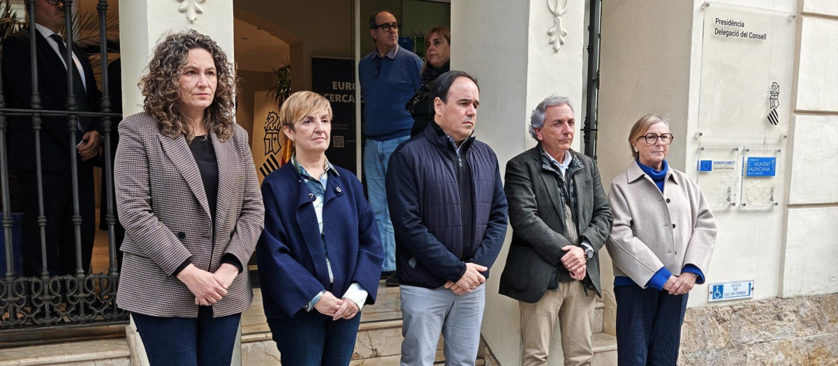 Imagen del presidente de la Generalitat, Juanfran Pérez Llorca, guarda un minuto de silencio junto a otros miembros del Consell por el accidente ferroviario de Adamuz

EUROPA PRESS
19/1/2026