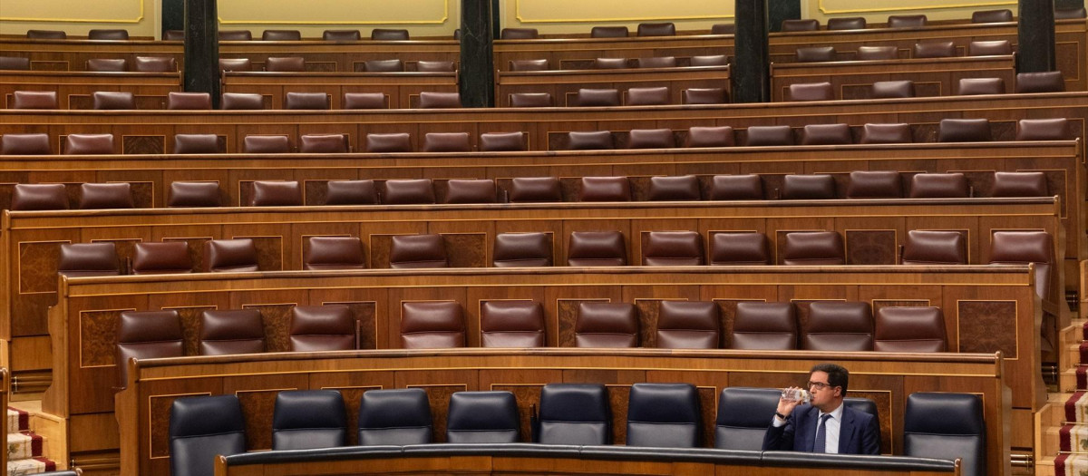 Imagen de archivo del ministro Óscar López durante el pleno sobre RTVE el día después de la dana, sin los diputados de PP, Vox y Compromís