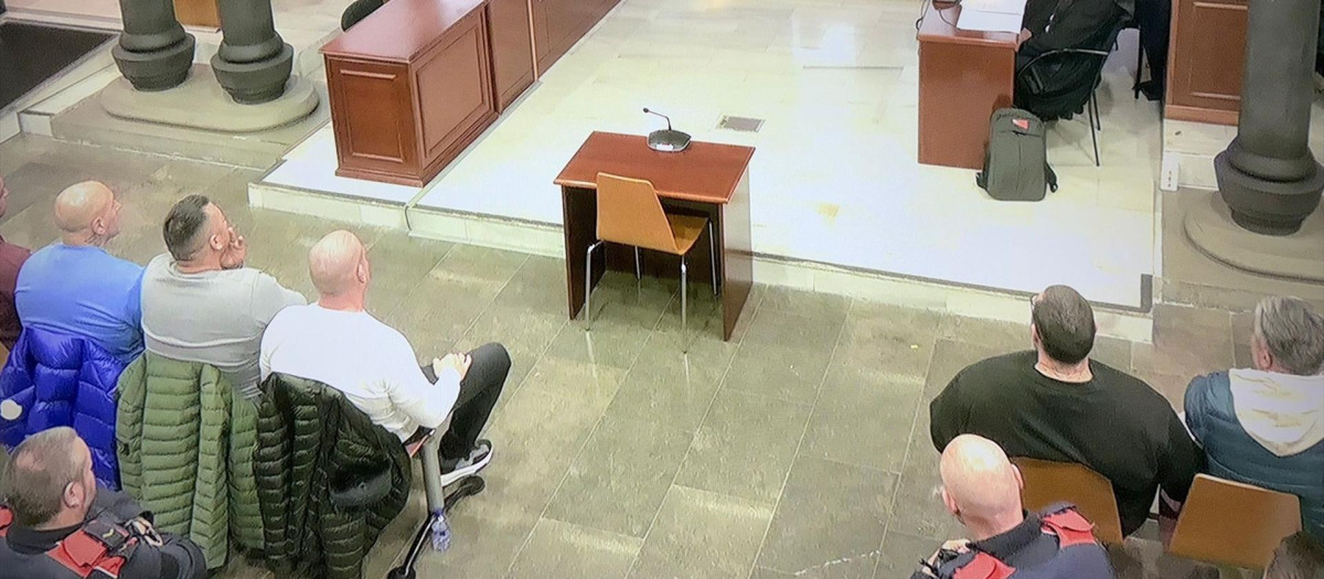 Siete acusados, algunos de ellos miembros de los Casuals, este lunes en la Audiencia de Barcelona