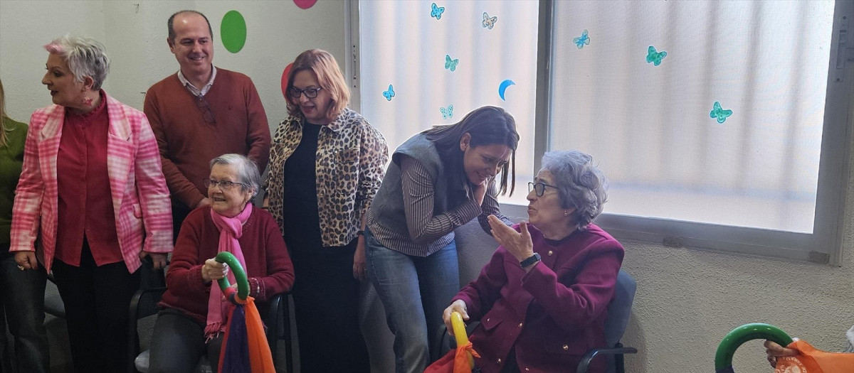 La consejera de Bienestar Social de Castilla-La Mancha, Bárbara García Torijano, en la sede de la Asociación de Familiares y Enfermos de Alzhéimer.

EUROPA PRESS
19/1/2026