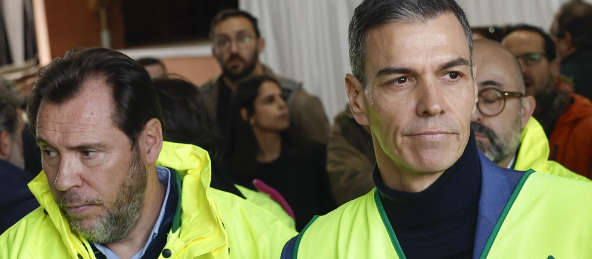 El presidente español, Pedro Sánchez, y el ministro Óscar Puente, en Adamuz