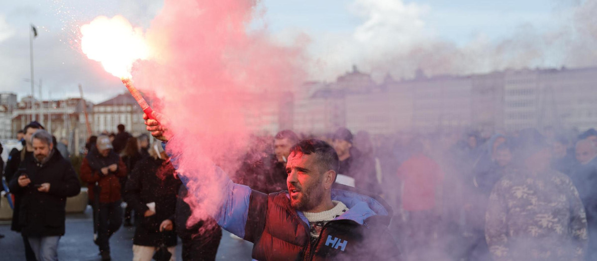 El sector pesquero gallego se moviliza, este lunes, en señal de rechazo al Reglamento de Control de la Pesca aprobado por la Unión Europea