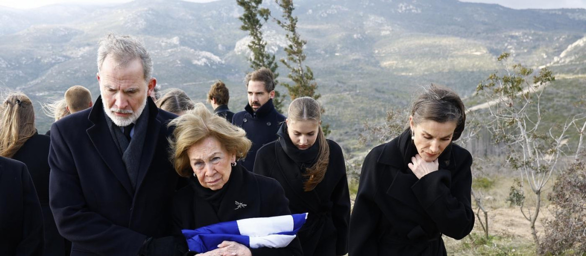La Reina Sofía abraza el estandarte de la Familia Real de los Helenos que cubrió el féretro de su hermana