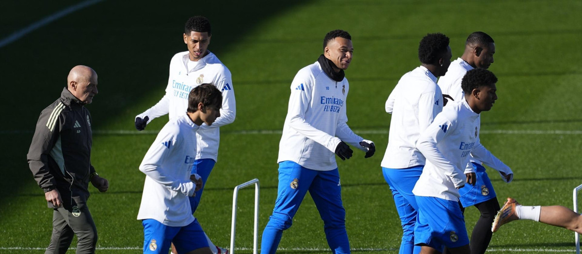 Los jugadores del Real Madrid en el entrenamiento previo al partido ante el Mónaco en el Bernabéu