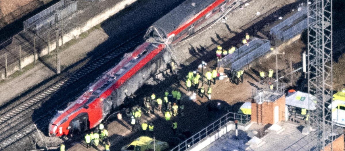 Vista aérea este lunes de los trenes accidentados el domingo cerca de Adamuz (Córdoba).
