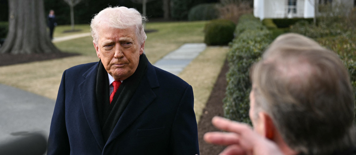 El presidente de Estados Unidos, Donald Trump, habla con la prensa antes de abordar el Marine One cuando parte del jardín sur de la Casa Blanca en Washington, DC