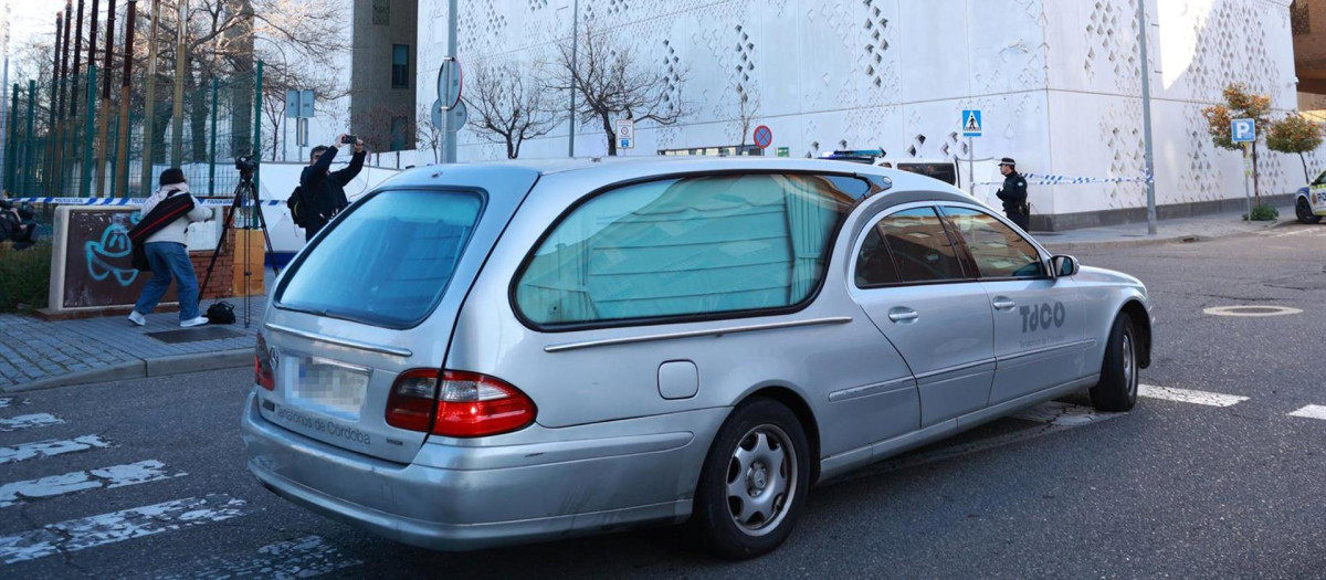 Un coche fúnebre entra en el Instituto de Medicina Legal de Córdoba