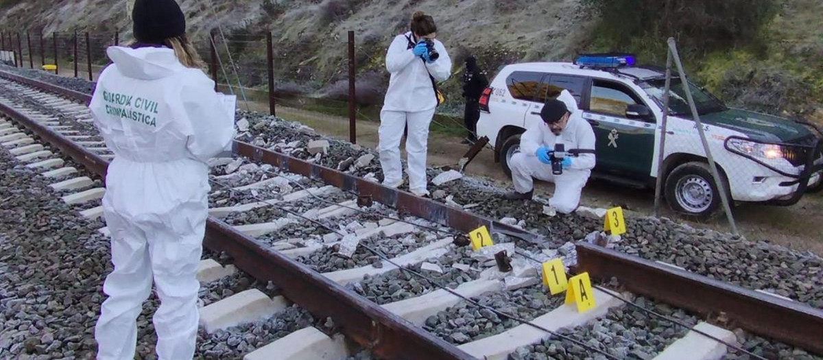 Una imagen de las labores de investigación de la Guardia Civil muestra un trozo de raíl desprendido