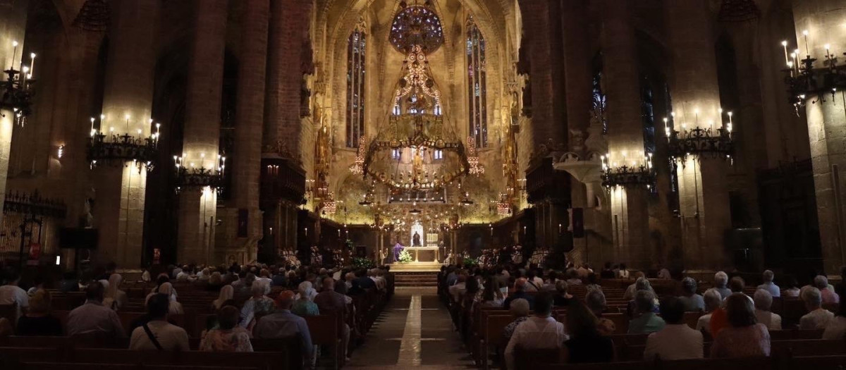 Imagen de una misa en la Catedral de Mallorca