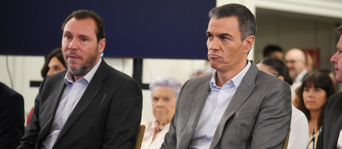 El ministro de Transportes y Movilidad Sostenible, Óscar Puente; el presidente del Gobierno, Pedro Sánchez