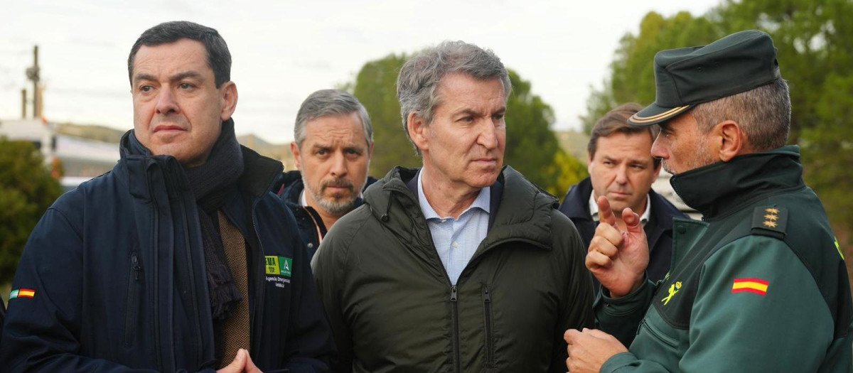 Alberto Núñez Feijóo y Juanma Moreno en Adamuz