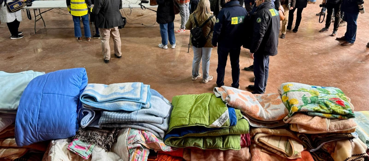Mantas y ropa de abrigo de la noche del domingo han quedado en el pabellón deportivo de Adamuz