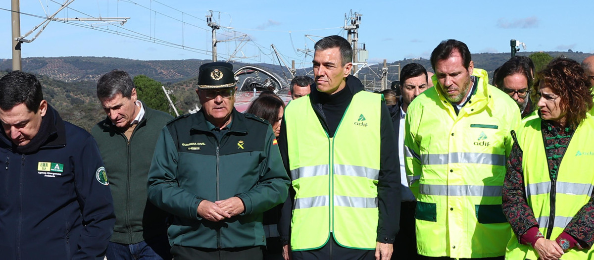 Pedro Sánchez, Óscar Puente, María Jesús Montero y Juanma Moreno, en la zona del siniestro