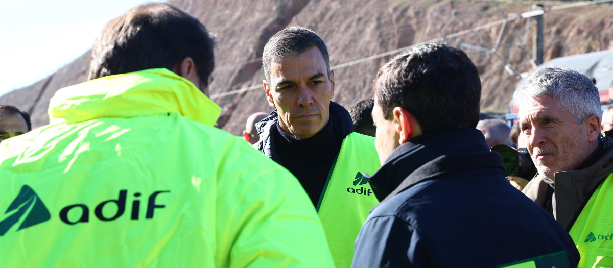 Pedro Sánchez conversa con Óscar Puente y Juanma Moreno