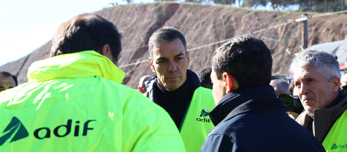 Pedro Sánchez conversa con Óscar Puente y Juanma Moreno