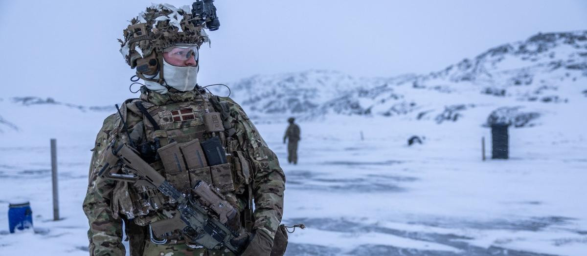 Soldados daneses durante una práctica de tiro en Groenlandia