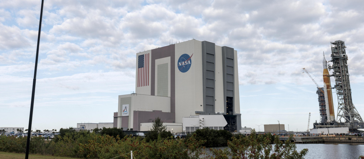 El cohete SLS con una cápsula Orión, parte de la misión Artemis 2, está siendo transportado desde el Edificio de Ensamblaje de Vehículos de la NASA a la plataforma 39B en el Centro Espacial Kennedy en Titusville, Florida, EE. UU.