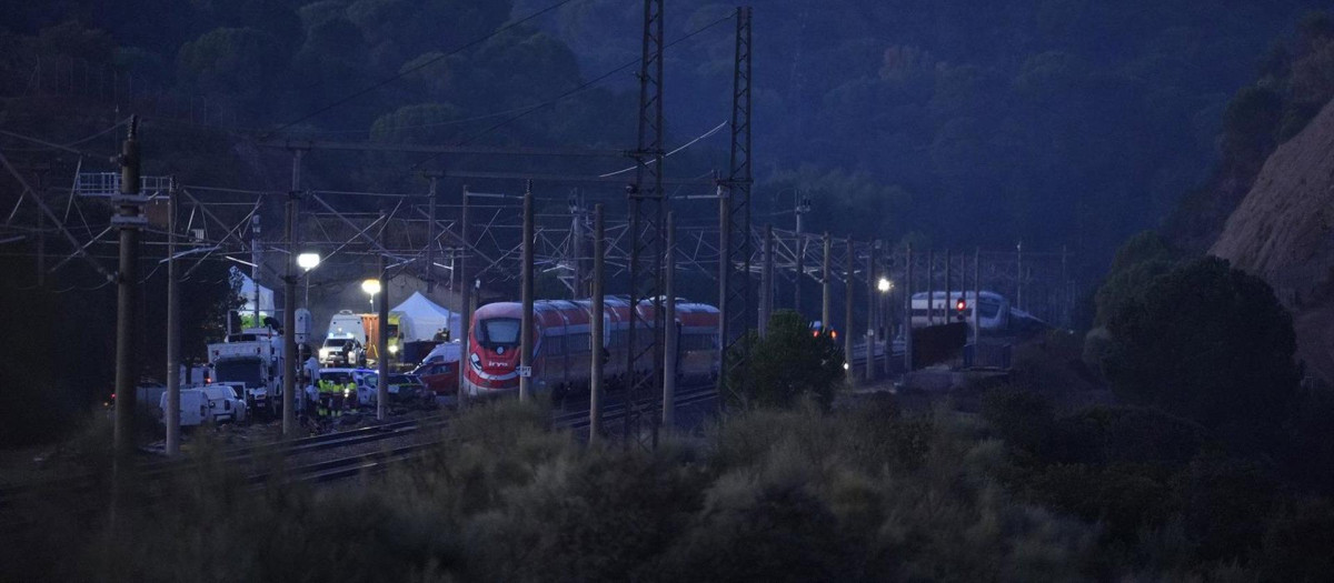 Zona del accidente ferroviario con los convoyes de trenes siniestrados donde continúan los trabajos de recuperación de los mismos