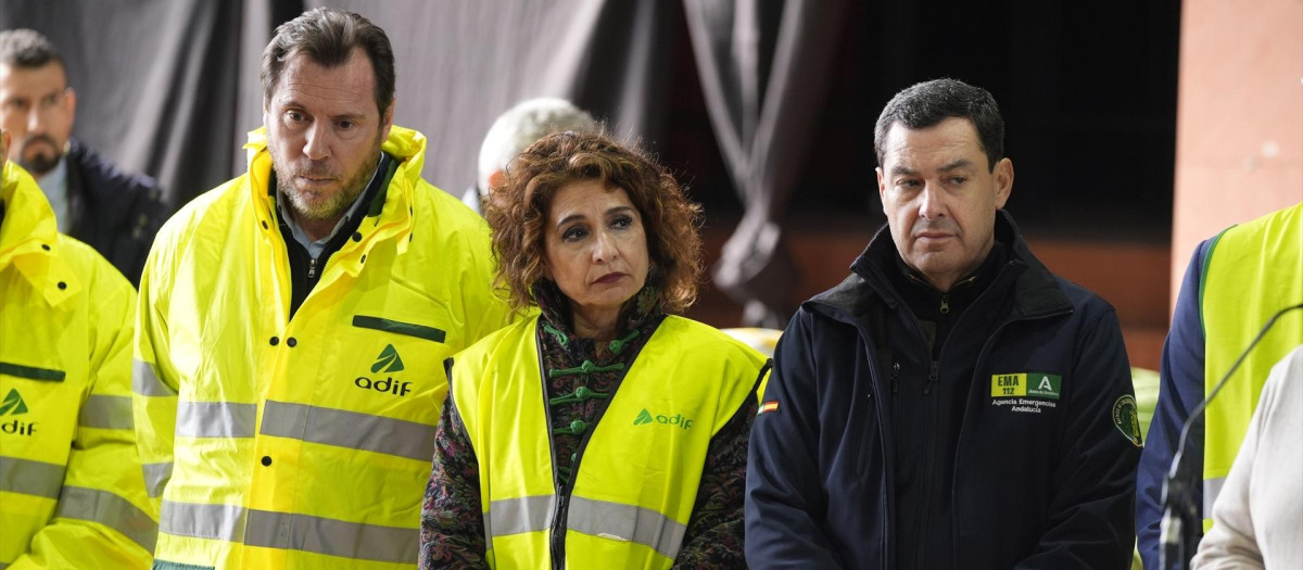 La vicepresidenta primera del Gobierno y ministra de Hacienda, María Jesús Montero, junto al ministro de Transportes y Movilidad Sostenible, Óscar Puente y el presidente de la Junta de Andalucía, Juanma Moreno