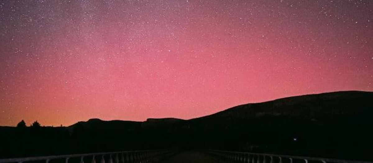 Aurora boreal captada junto al Embalse de La Risca, en la Región de Murcia