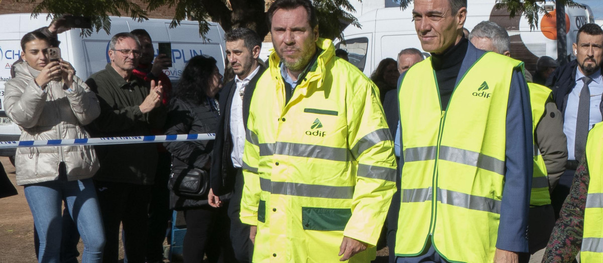 Pedro Sánchez, flanqueado por María Jesús Montero y Óscar Puente