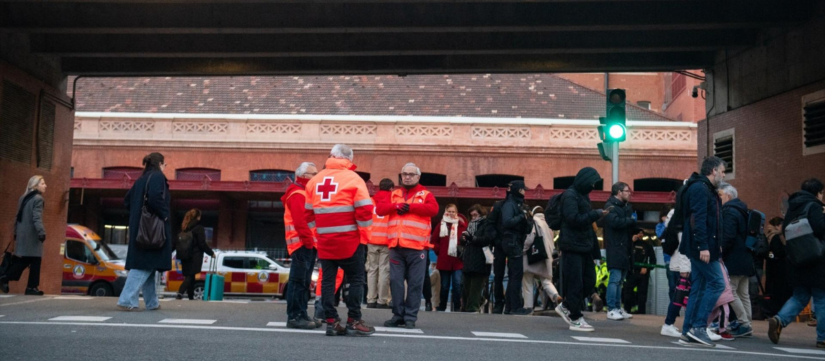Sanitarios esperan en la Estación Madrid-Puerta de Atocha-Almudena Grandes