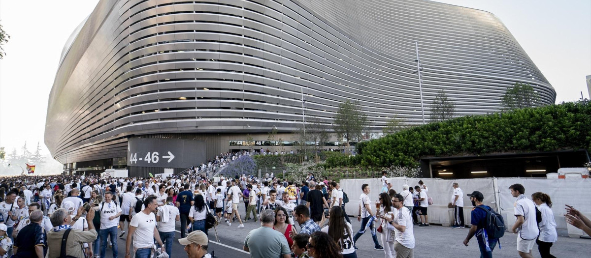 Decenas de personas en las inmediaciones del Santiago Bernabéu