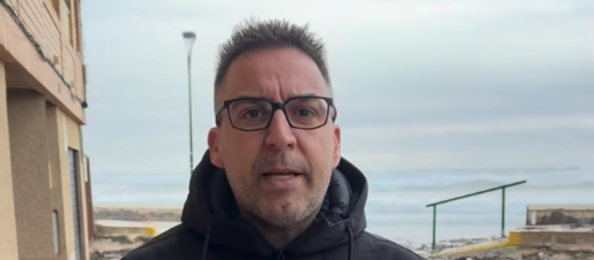 Imagen del alcalde de Sueca Julián Sáez informando de los efectos de la borrasca Harry en el municipio.