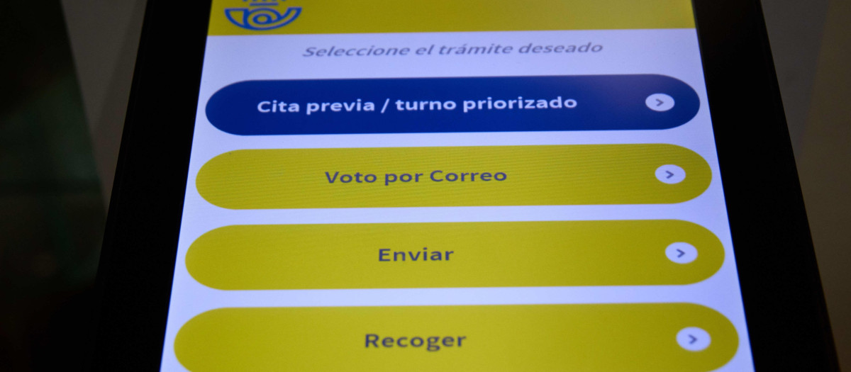Menú de solicitación de cita previa en la oficina de Correos de Cibeles, a 1 de junio de 2023, en Madrid (España). La solicitud de voto por correo puede realizarse en todas las oficinas de Correos de España. Esta petición debe ser realizada personalmente por cada elector, salvo en caso de enfermedad o discapacidad que le impida la formulación personal de dicha petición. En el momento de formular la solicitud, los interesados deben acreditar su identidad presentando ante el empleado de la oficina postal el DNI, Pasaporte o carnet de conducir originales. Correos entregará las solicitudes recibidas en las Delegaciones Provinciales de la Oficina del Censo Electoral, quienes enviarán a los solicitantes, a partir del 3 de julio, la documentación necesaria para que puedan ejercer el voto por correo. El plazo de depósito del voto por correo finalizará el 19 de julio de 2023.

Jesús Hellín / Europa Press
01 JUNIO 2023;MADRID;VOTO POR CORREO;OFICINA DE CIBELES;ELECCIONES GENERALES 23 DE JULIO
01/6/2023
