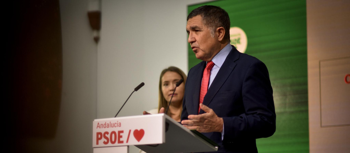 El diputado Gaspar Llanes, en una rueda de prensa en la sede del PSOE andaluz