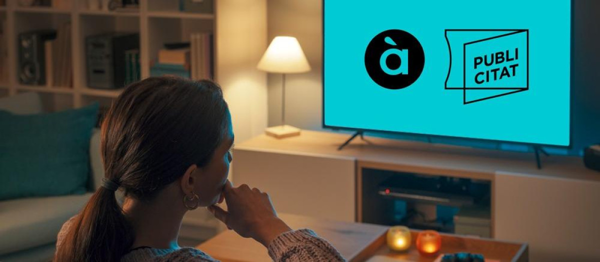 Imagen de una persona viendo À Punt en la televisión