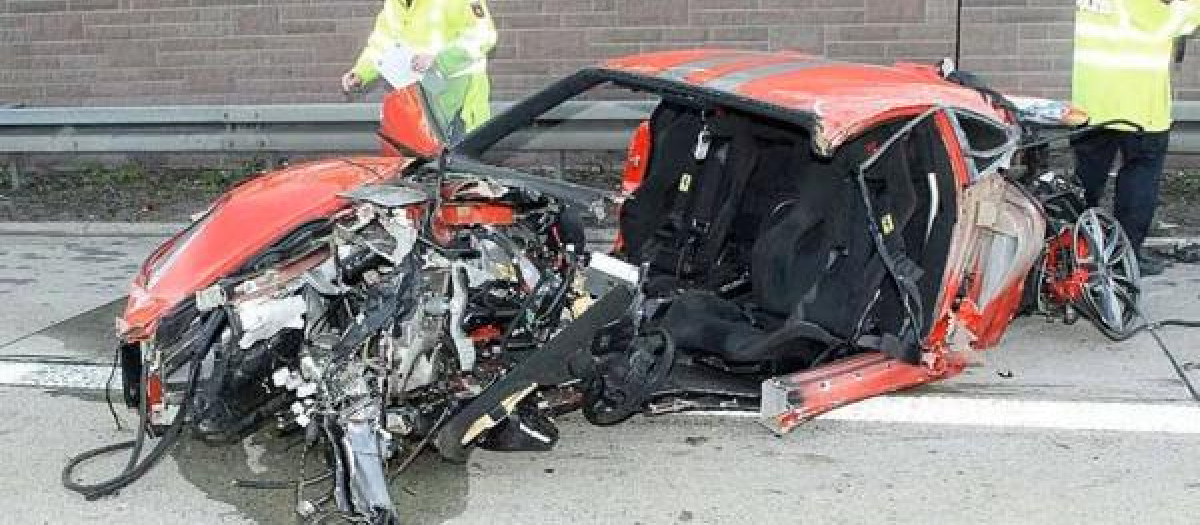 Accidente de un Ferrari F-430 a 300 km/h, la zona del impacto se desintegra