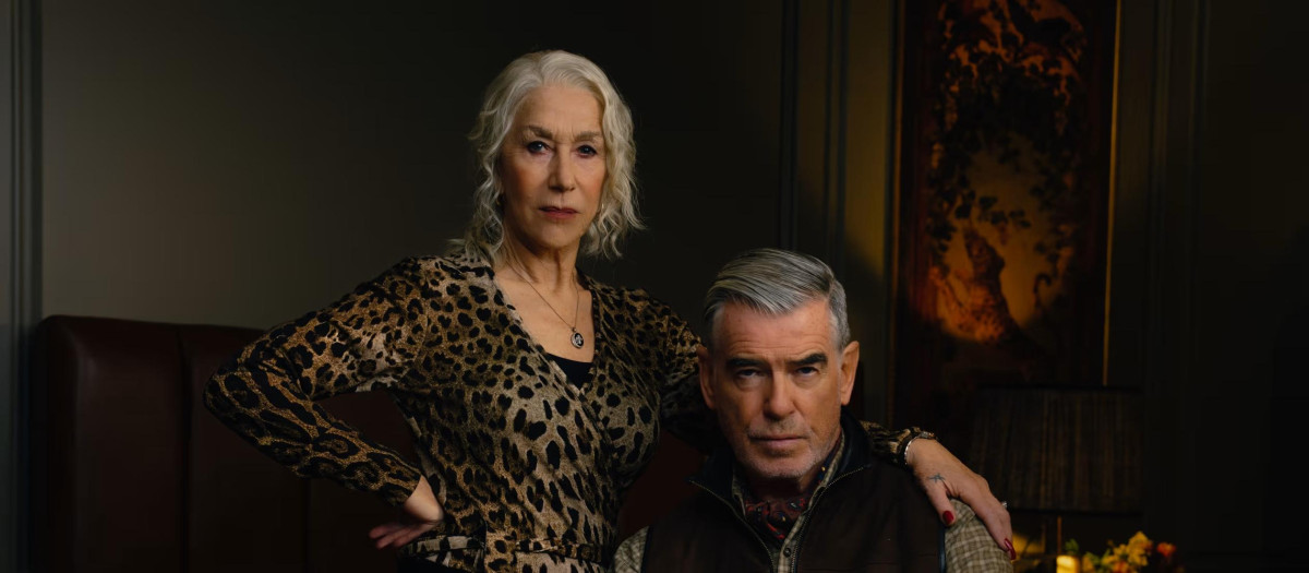 Helen Mirren y Pierce Brosnan, caracterizados como Conrad y Maeve Harrigan