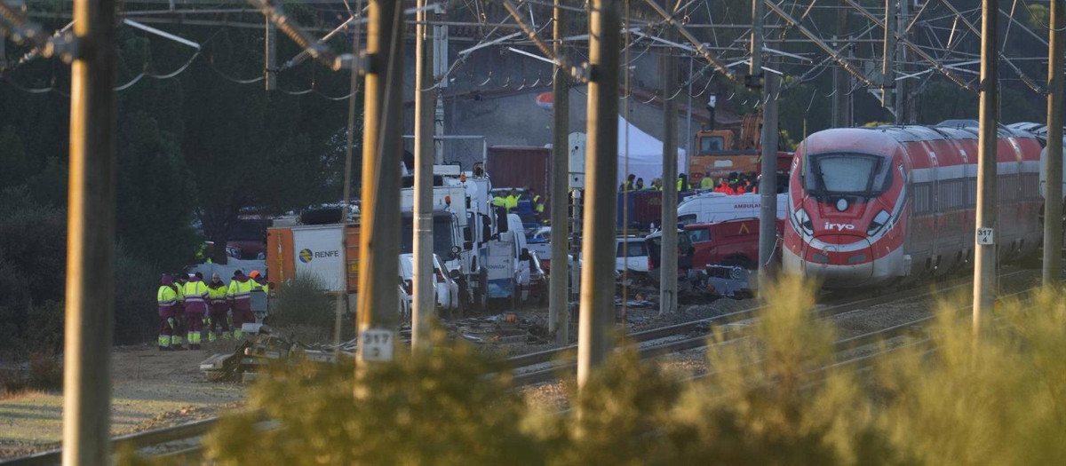 Zona del accidente ferroviario con los convoyes de trenes siniestrados donde continúan los trabajos de recuperación de los mismos en Adamuz (Córdoba)
