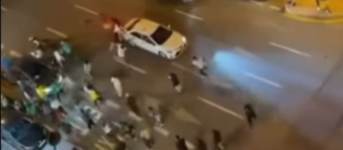 Imagen de los disturbios en la avenida del Puerto de Valencia por un grupo de senegaleses festejando el tirunfo en la Copa de África
