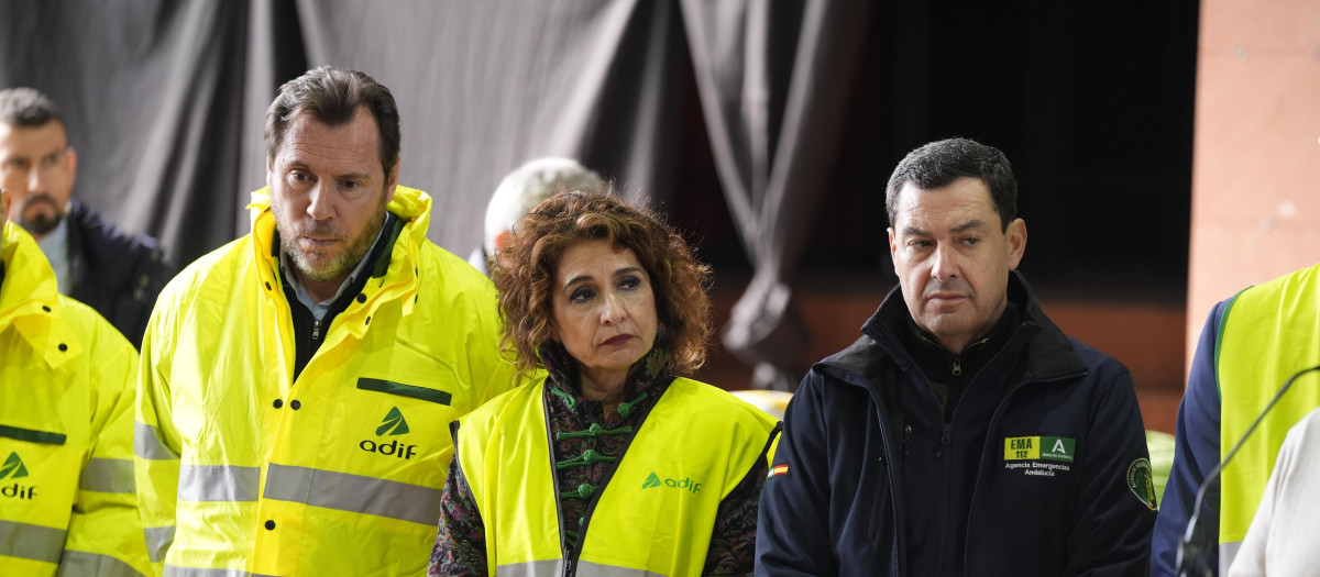 Los ministros Óscar Puente y María Jesús Montero, junto al presidente de Andalucía, Juanma Moreno, en Adamuz