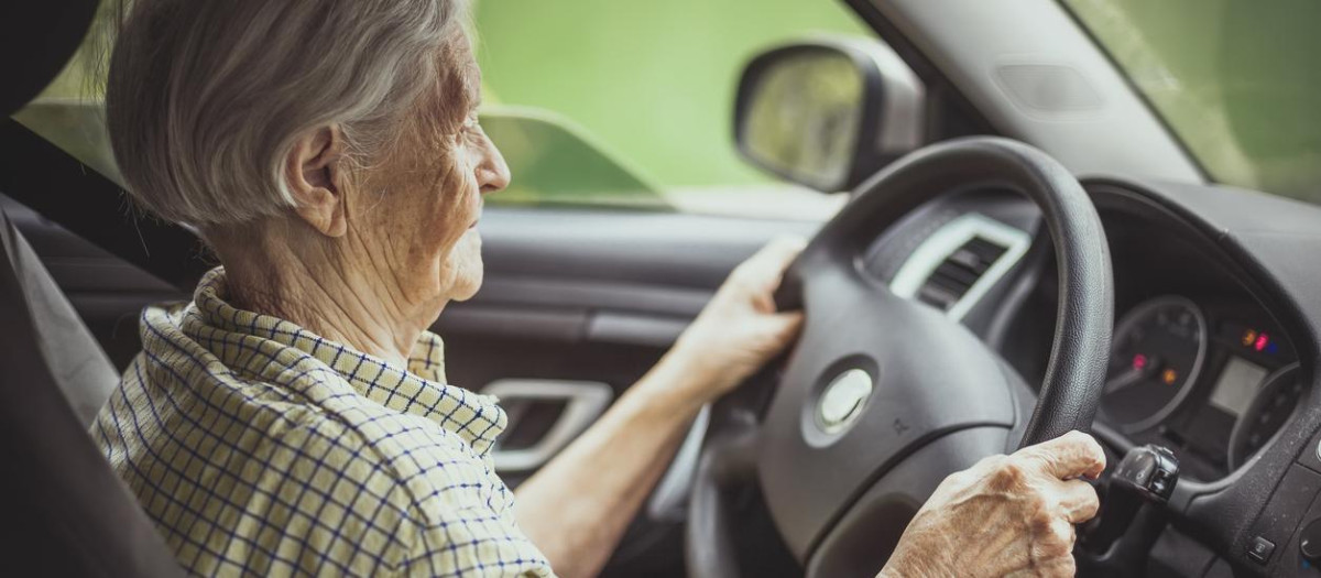 Abuela conduciendo