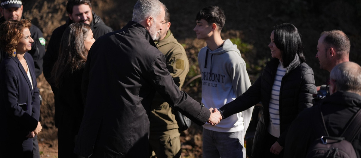 Los Reyes saludando a vecinos que ayudaron a auxiliar a heridos del accidente de tren de Adamuz
