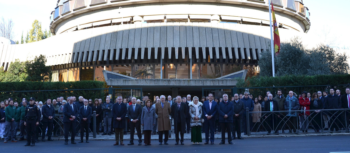 Minuto de silencio a las puertas del Tribunal Constitucional, por las víctimas de la tragedia de Adamuz