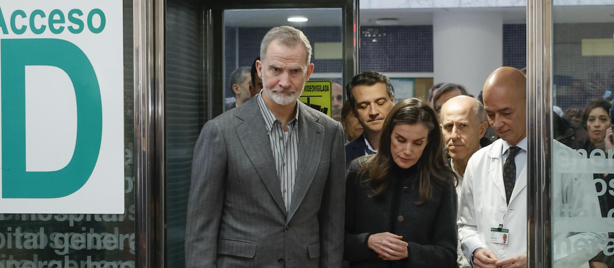 Los Reyes, a su salida del Hospital reina Sofía, donde han visitado a los heridos de  Adamuz y a sus familias