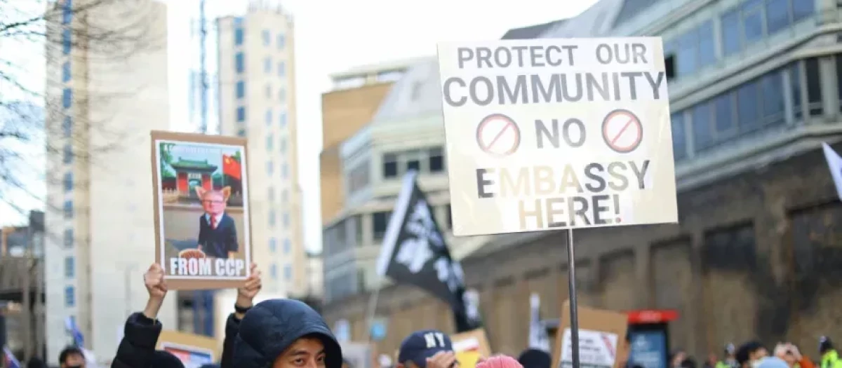 Británicos se manifiestan contra la superembajada china en Londres