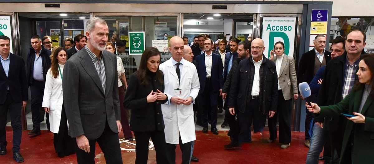 Los Reyes, Don Felipe y Doña Letizia, a su salida del Hospital Reina Sofía de Córdoba