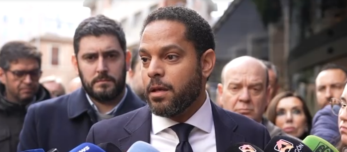 El secretario general de Vox, Ignacio Garriga, atiende a los medios en una visita a Aragón