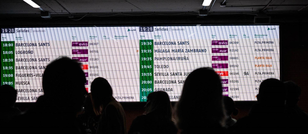 Pantalla con la información de las saldas en la estación de Atocha.
